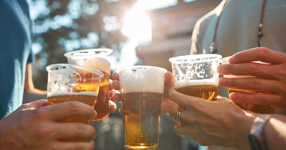 Il giro dei pub nominato uno dei "migliori" del Regno Unito che ti porta su una linea ferroviaria attraverso 2 contee