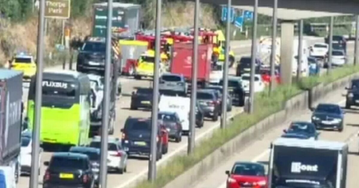Ruch na autostradzie M25 NA ŻYWO: Główna autostrada zamknięta z powodu ogromnego wypadku, który wywołał chaos na odcinku 7 mil