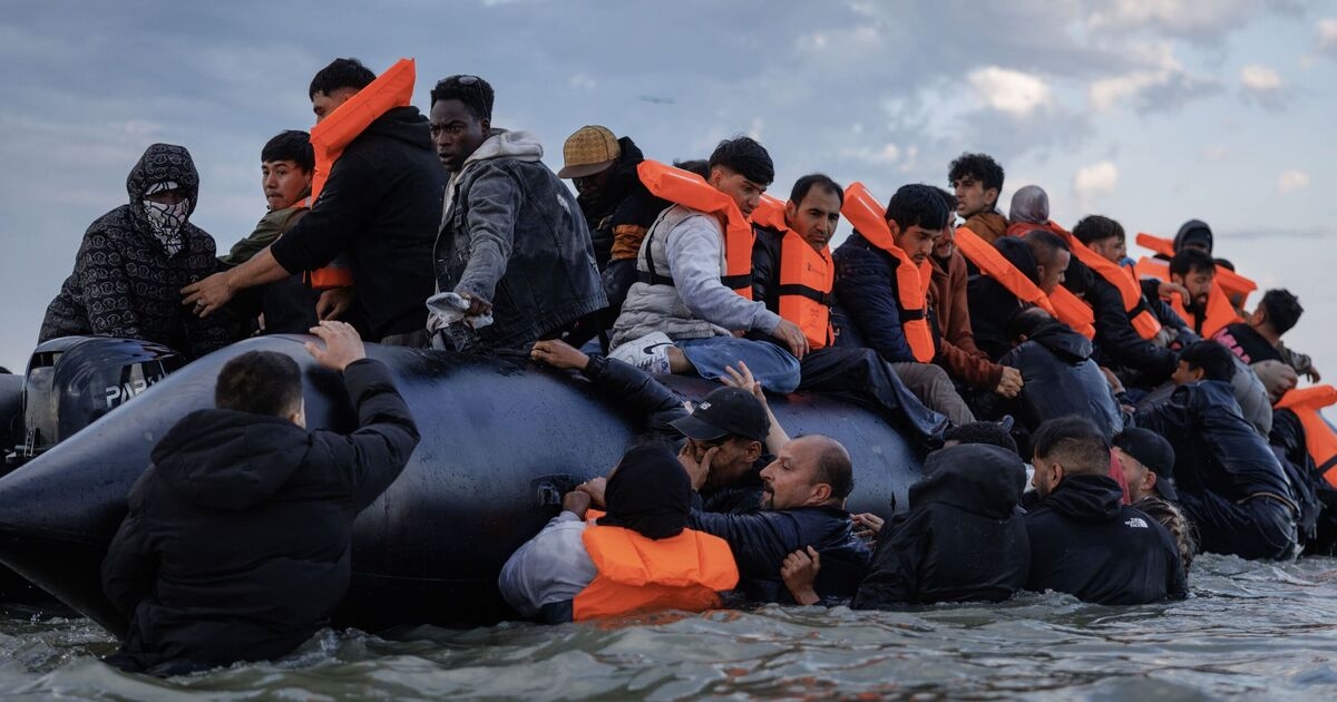 I migranti "gridano al lupo" per costringere i soccorritori a Dover. La scorta "e se la barca affonda?"