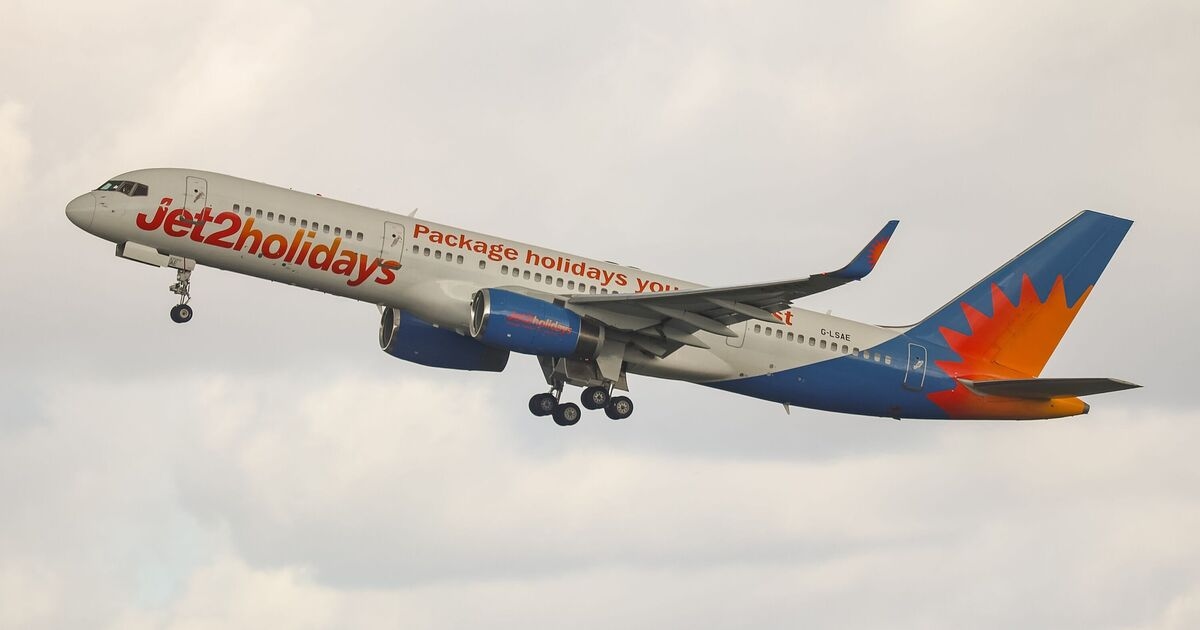 «Пьяная» британка устроила беспорядки на борту самолета Jet2 Cyprus, что привело к вынужденной посадке в Германии