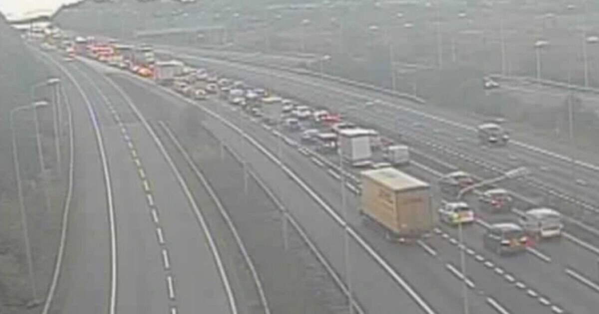 Ruch na autostradzie M11 NA ŻYWO: Główna autostrada zamknięta z powodu „poważnego” wypadku, który spowodował 90-minutowe opóźnienia