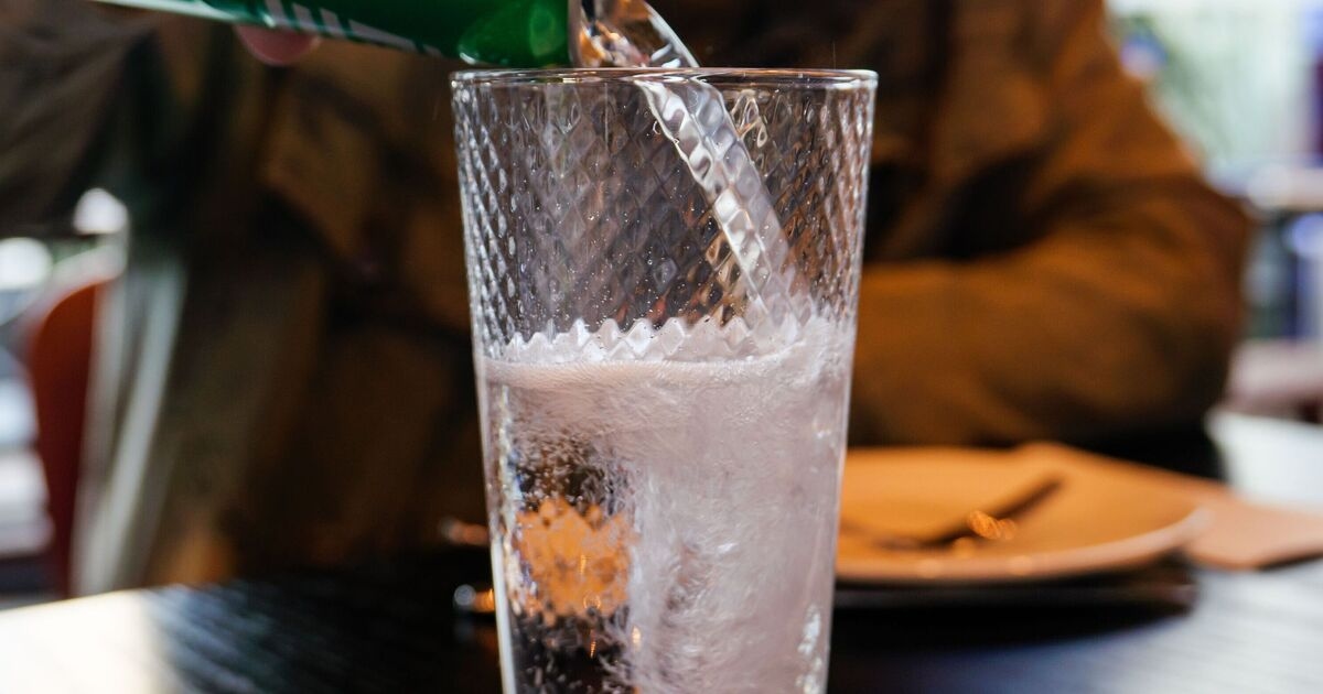 Il medico rivela che l'acqua frizzante potrebbe causare sintomi e tu non lo sai