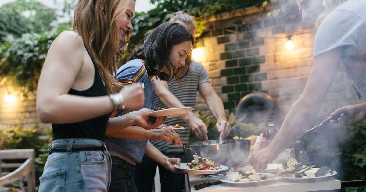 El médico especialista en pérdida de peso "nunca comería" un plato de barbacoa "saludable": es una "bomba de calorías".