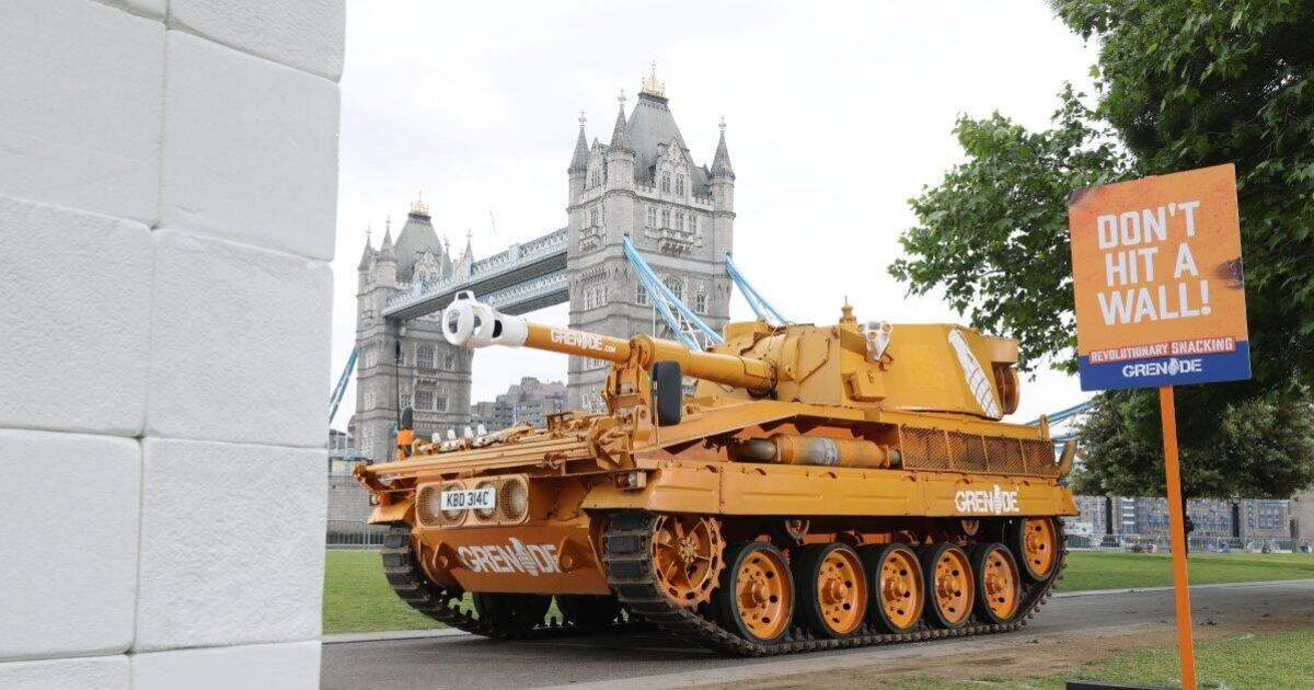 Un carro armato da 17 tonnellate colpisce il muro di Londra, mettendo in luce la crisi energetica nascosta del Regno Unito