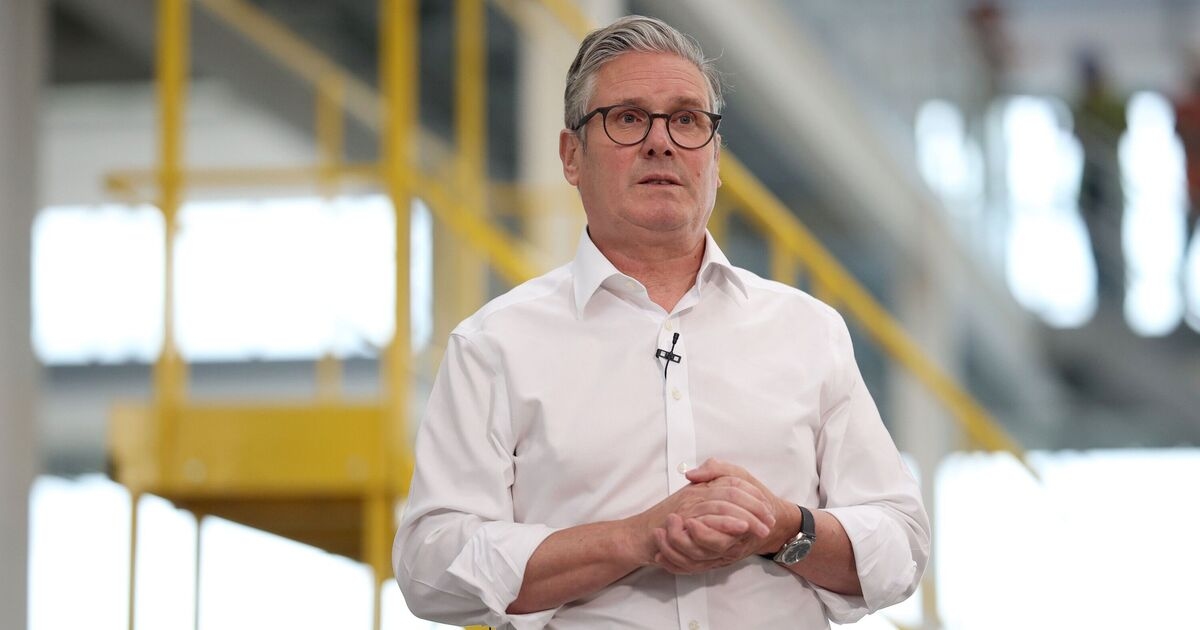 Keir Starmer fica vermelho quando o ministro 'muda de ideia' sobre aumento dos gastos com defesa