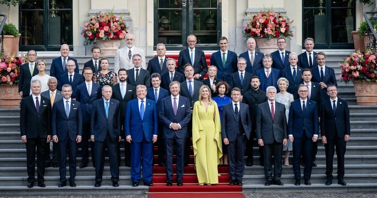 Keir Starmer, NATO zirvesinde üçüncü sırada poz verdiği için yedek kulübesinde kaldı