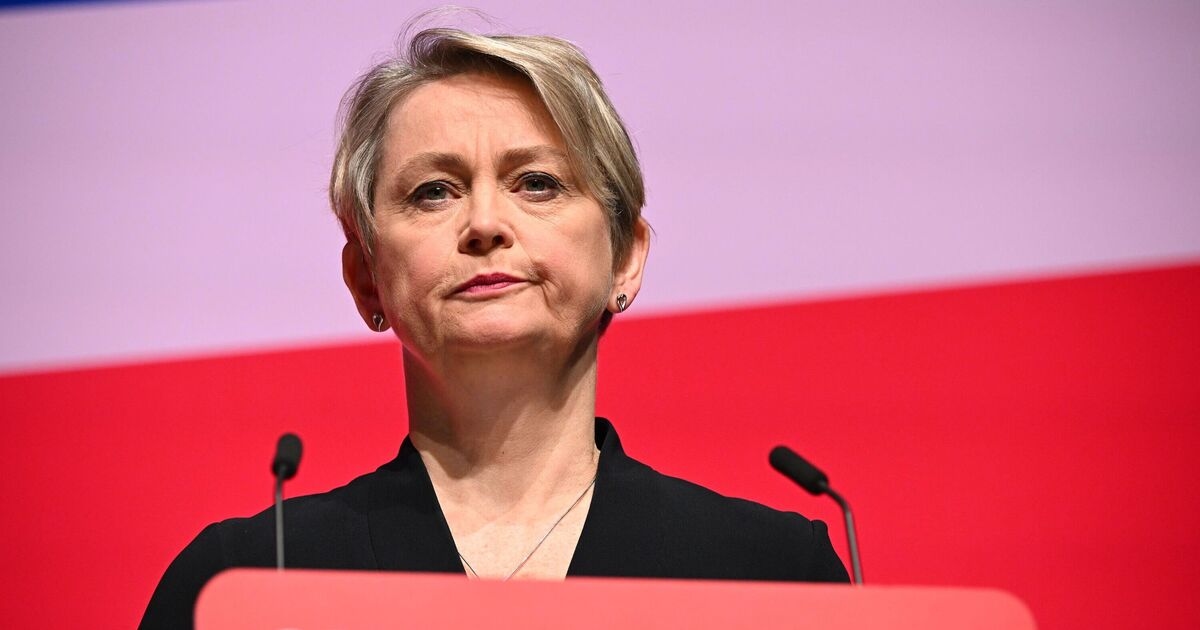 Czy Yvette Cooper powinna zrezygnować z powodu sporu o hotel dla imigrantów?