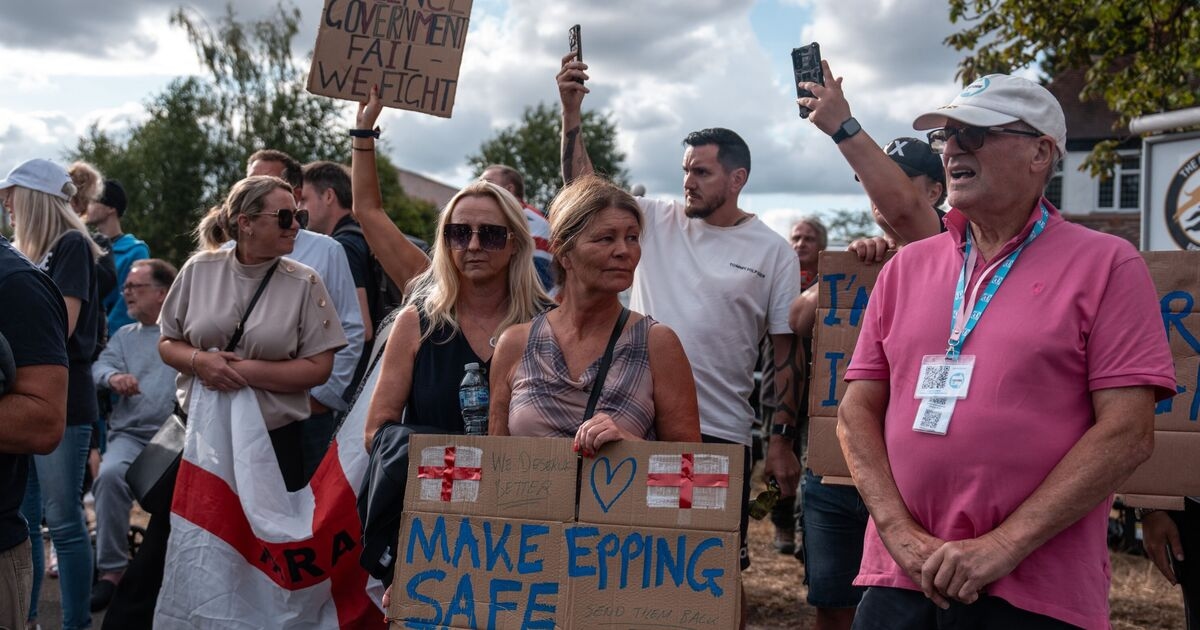I consigli comunali si schierano per contestare gli hotel per migranti mentre Farage chiede "proteste in tutta la Gran Bretagna"