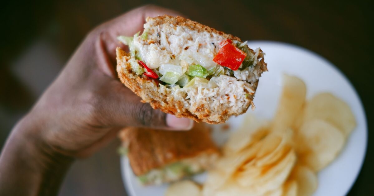 Smettete di usare la maionese nei panini al tonno perché due semplici ingredienti ne esaltano il sapore