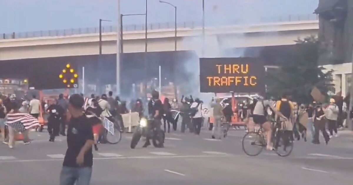Manifestantes de ICE en Denver son atacados con gases lacrimógenos mientras los disturbios se extienden por todo Estados Unidos tras la represión de Trump.