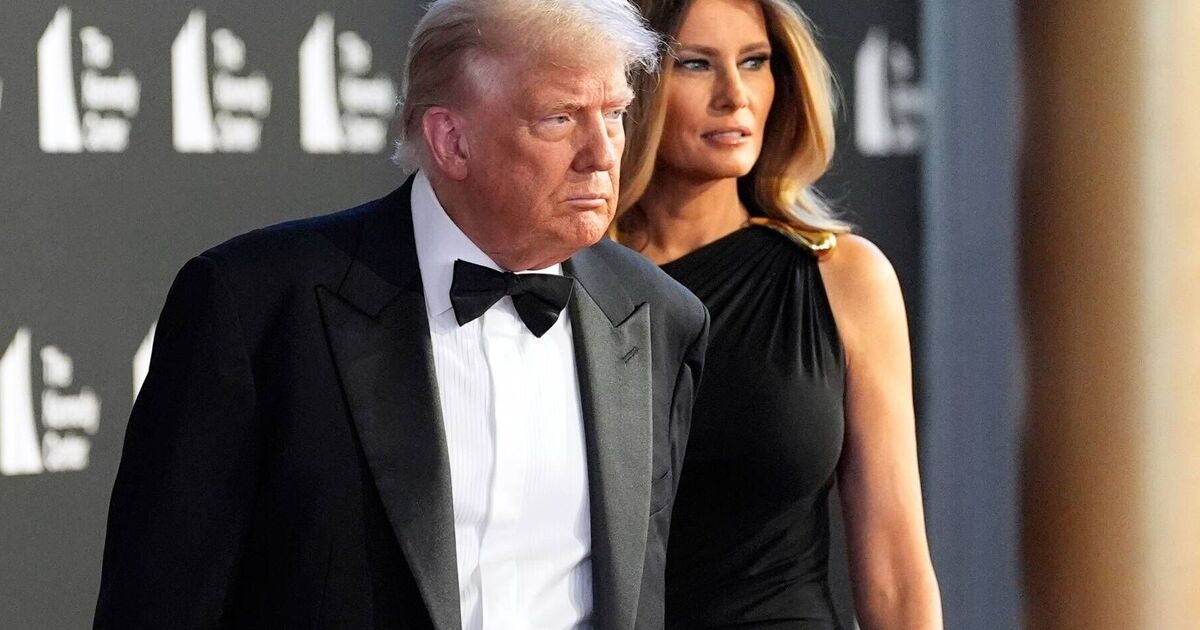 Les Misérables crowd BOOS Donald Trump as President arrives for opening night