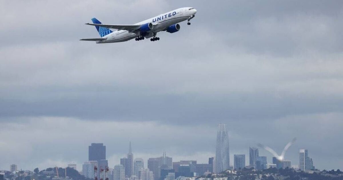 Dois aviões da United Airlines colidem na pista enquanto passageiros ouvem 'fomos atingidos'