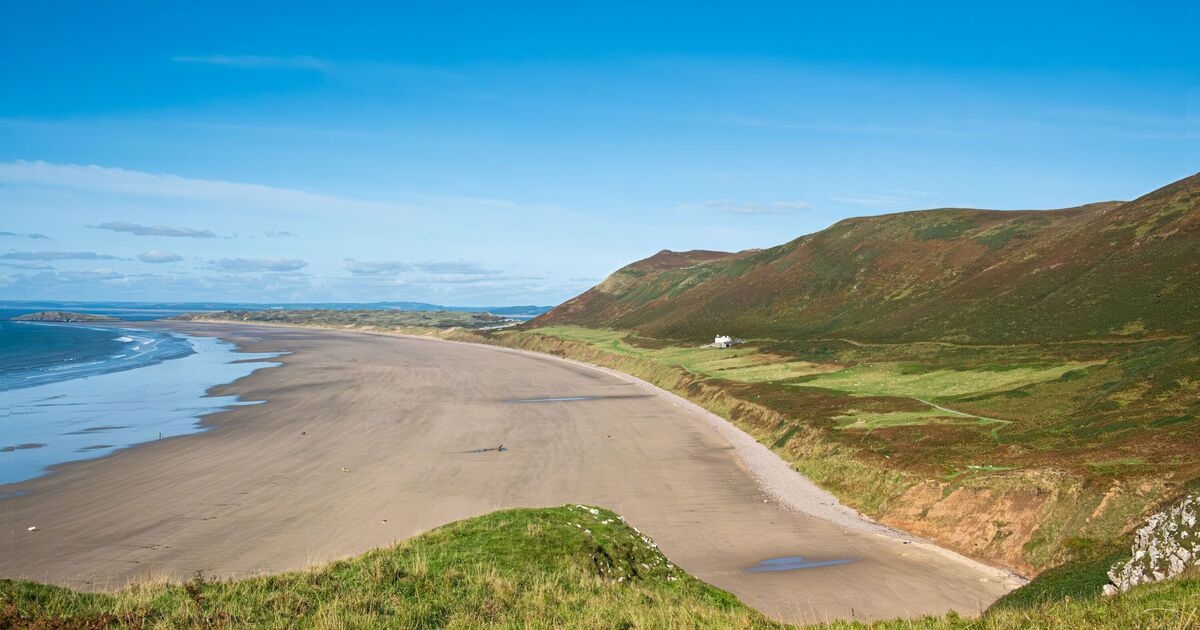 «Прекрасный» валлийский пляж, любимый известным поэтом, идеально подходит для зимних прогулок «даже под дождем»