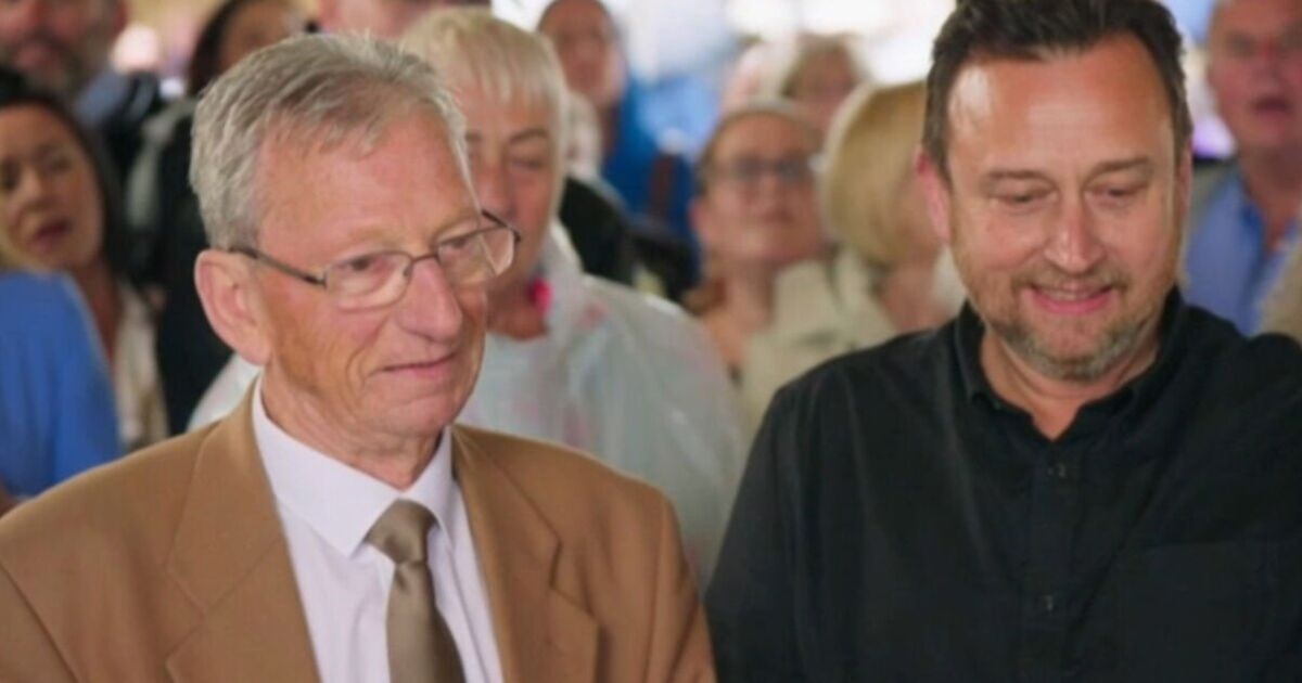 Antiques Roadshow guest stunned as food-stained napkin given huge valuation