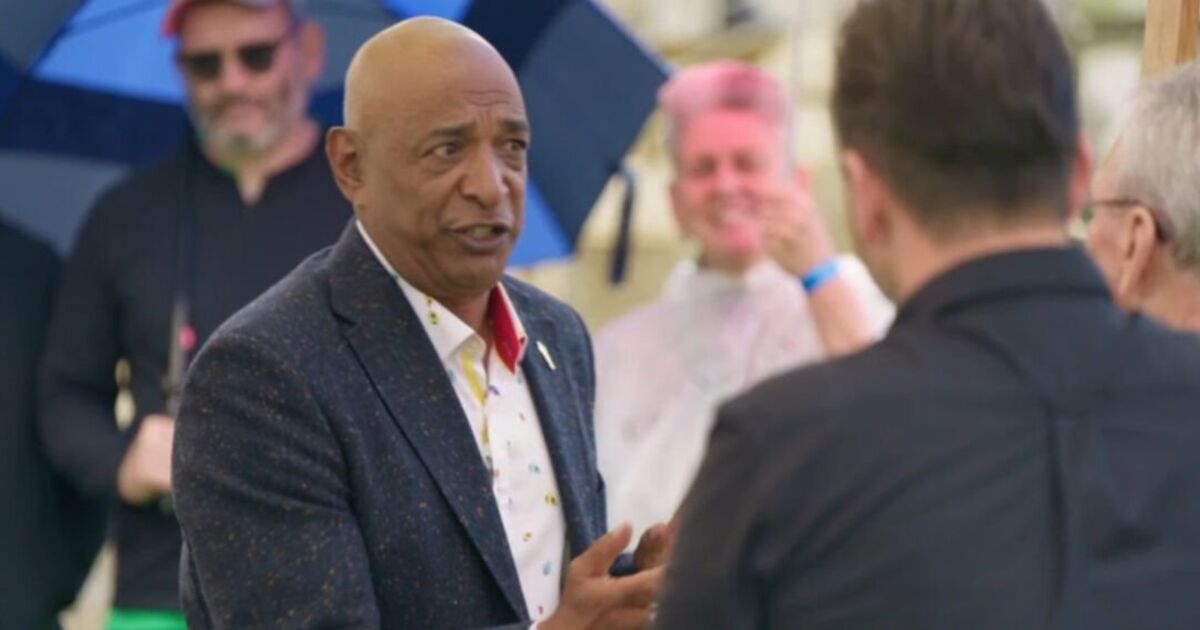 BBC Antiques Roadshow guest speechless at staggering value of signed Muhammed Ali napkin