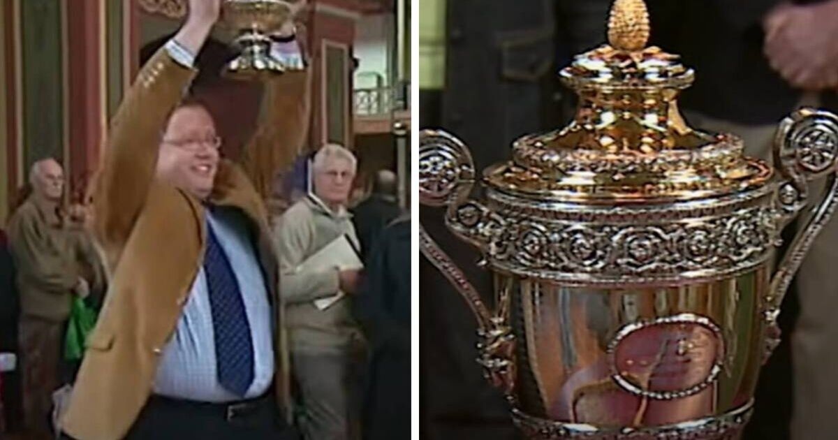 Especialista do BBC Antiques Roadshow levanta triunfantemente o troféu após compartilhar conexão pessoal