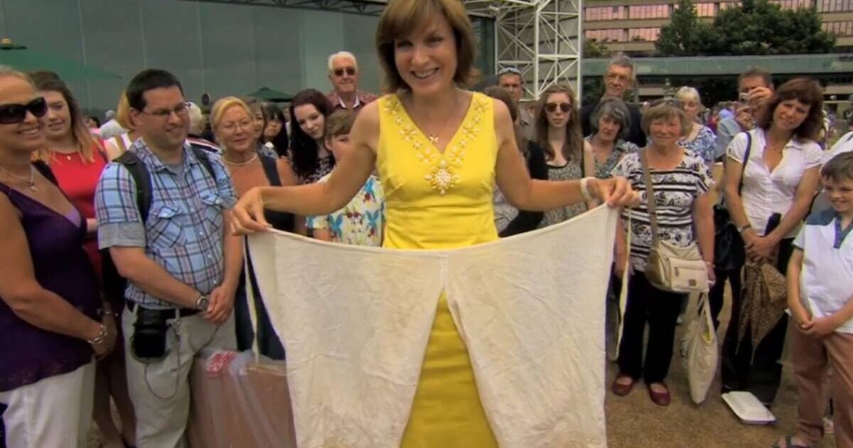 A estrela do Antiques Roadshow ri ao exibir a calcinha 'sem fundo' da Rainha Vitória