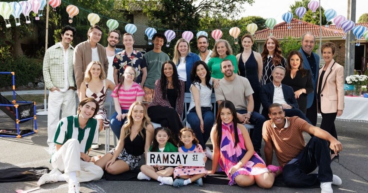 Las estrellas de Neighbours filman las escenas finales de la telenovela mientras el jefe adelanta un 'capítulo futuro'