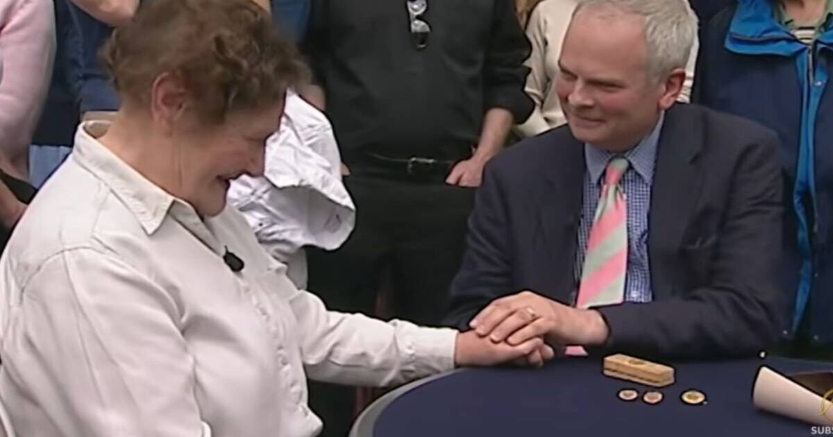 „Znerwicowany” ekspert programu „Antiques Roadshow” trzyma gościa za rękę, gdy ten przekazuje mu nieoczekiwane wieści