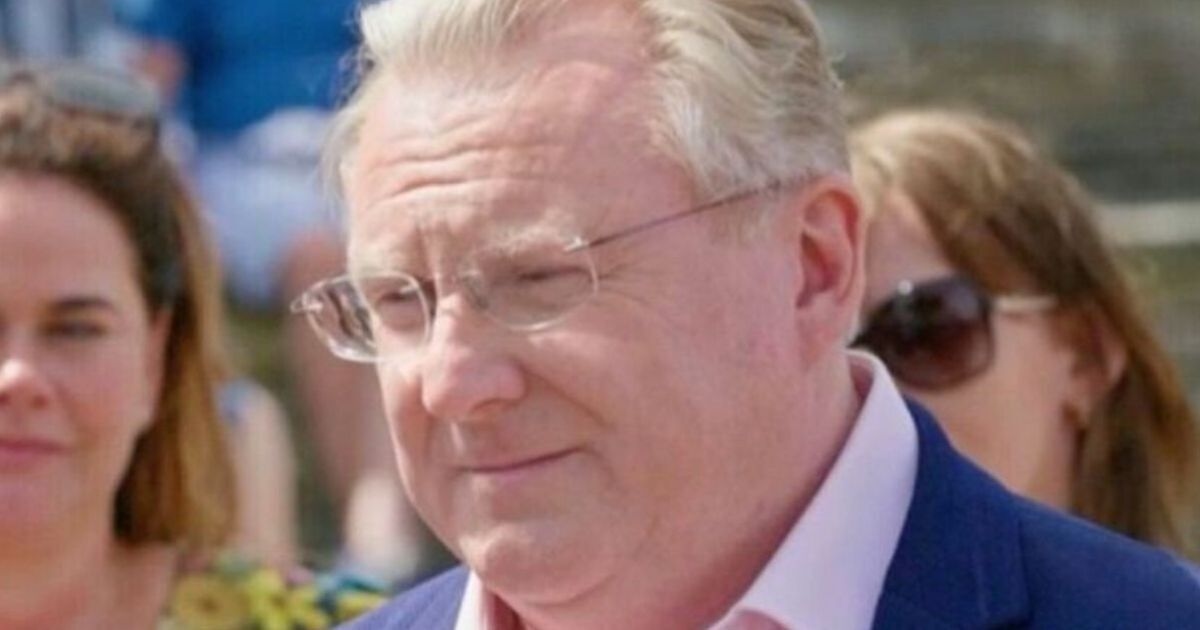 Antiques Roadshow expert stunned as 'worthless' WWI gets huge six-figure value