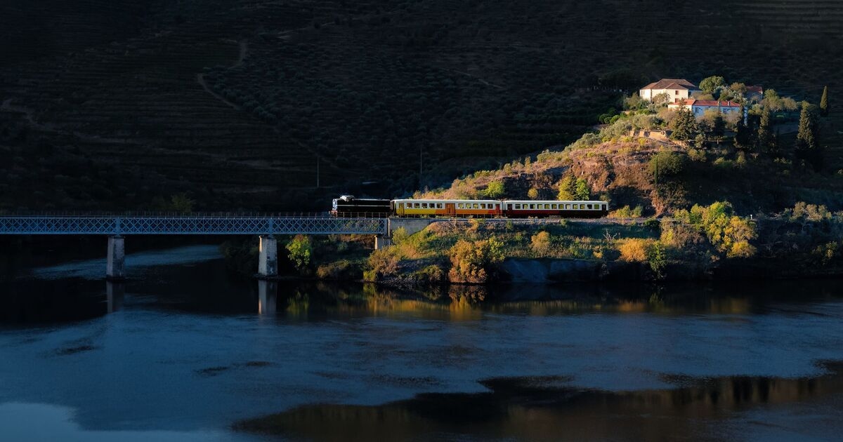 A viagem ferroviária de 160 km mais pitoresca de Portugal, onde os trens circulam a poucos metros da água