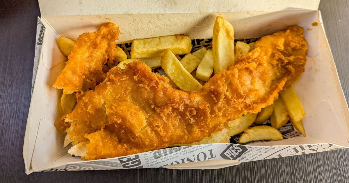 Una donna ordina fish and chips a Tenerife e i prezzi sono irrisori per i clienti