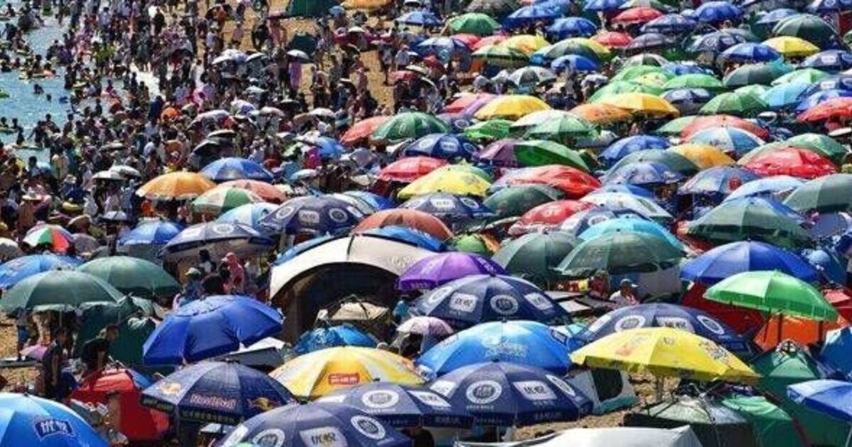 Самый многолюдный пляж в мире имеет длину менее километра и принимает 30 000 посетителей в день.