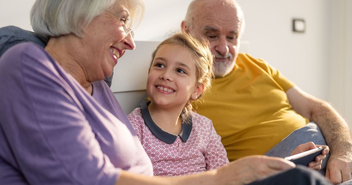 Jeder mit Enkelkindern unter 12 Jahren wird dringend gebeten, jetzt zu handeln und über 6.000 Pfund zur staatlichen Rente hinzuzufügen.