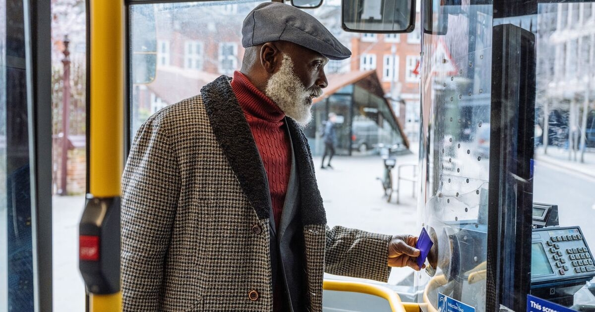 Oproepen om de gratis buskaart voor 60-plussers af te schaffen, omdat deze de belastingbetaler meer kost dan zwartrijders.