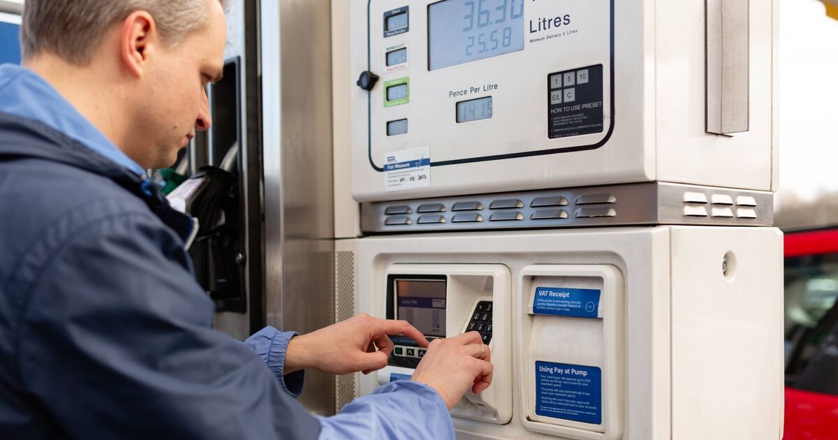 Letrero sospechoso en gasolinera que podría vaciar tu cuenta bancaria