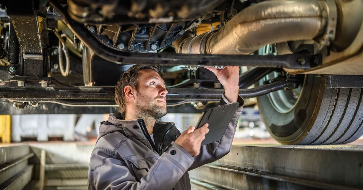 Mechanik twierdzi, że zawsze warto kupować używane kombi, a nie SUV-y