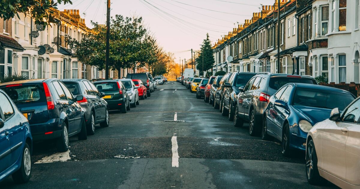 Agli automobilisti è stato detto di parcheggiare le auto sotto i lampioni per un motivo molto importante