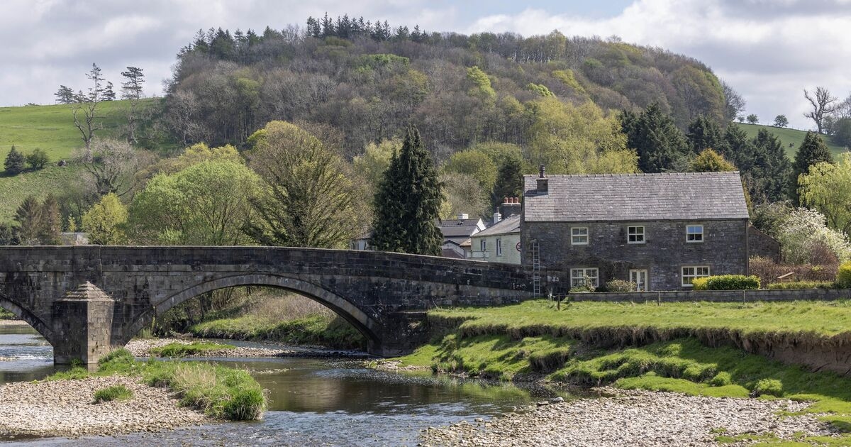 Impresionante pueblo británico con túneles secretos para pubs y cervecería al aire libre