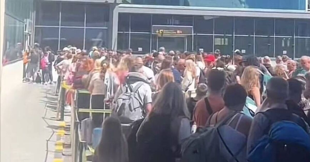 I britannici infuriati per le code "inumane" negli aeroporti spagnoli mentre i funzionari convocano una riunione di emergenza