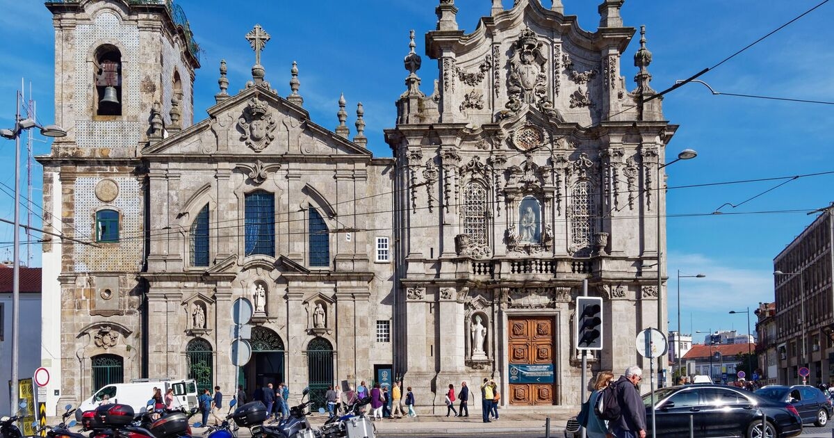 A bizarra casa de 3 pés de largura espremida entre duas igrejas na linda cidade europeia