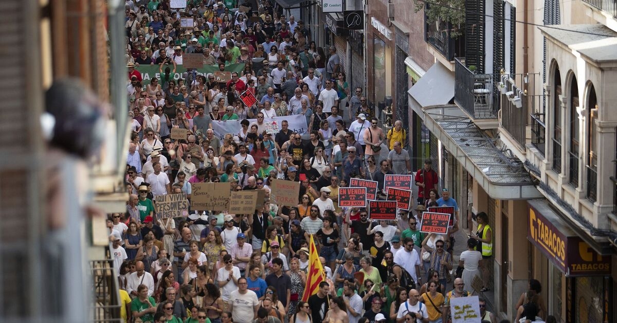 Protesten tegen toerisme in Spanje leiden tot reactie van Airbnb na duizend marsen tegen vakantiehuizen