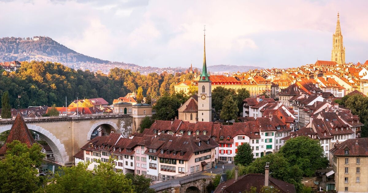 Bonita ciudad europea con estatuas mitológicas y un río turquesa por el que flotan los lugareños.