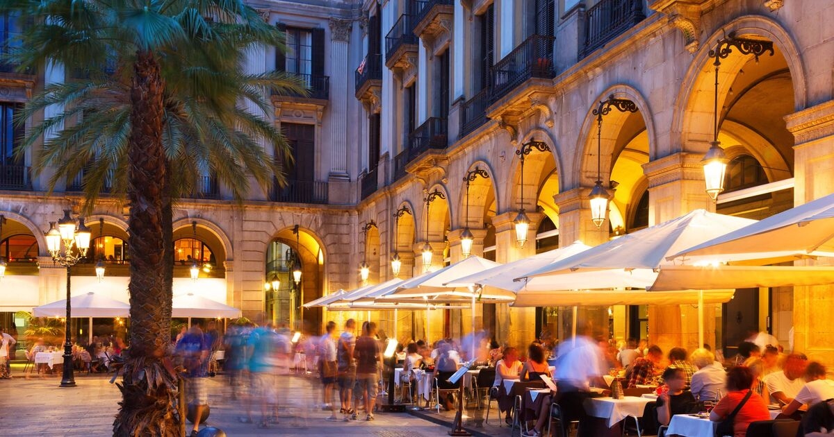 Evita i ristoranti-trappola per turisti con cartello di avvertimento "facile da individuare da un miglio di distanza"