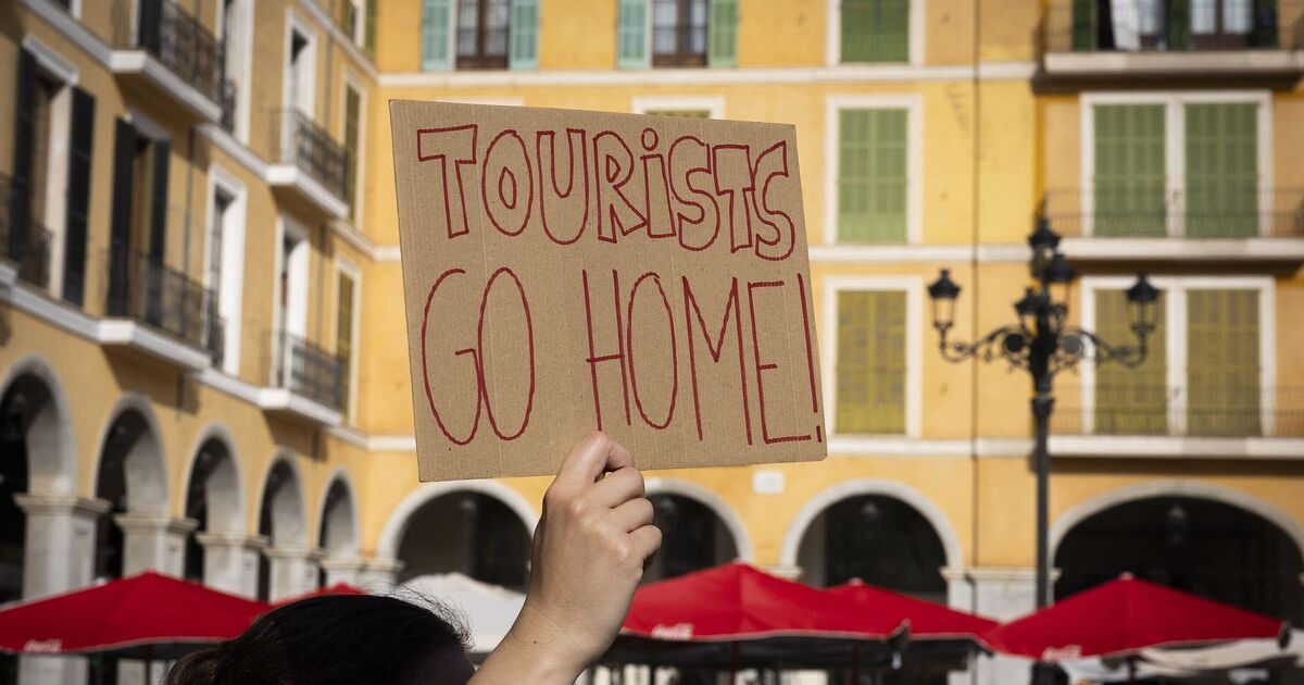 Mallorcas Hotels greifen den Protestslogan „Geht nach Hause“ mit neuer Plakatwand für Briten auf