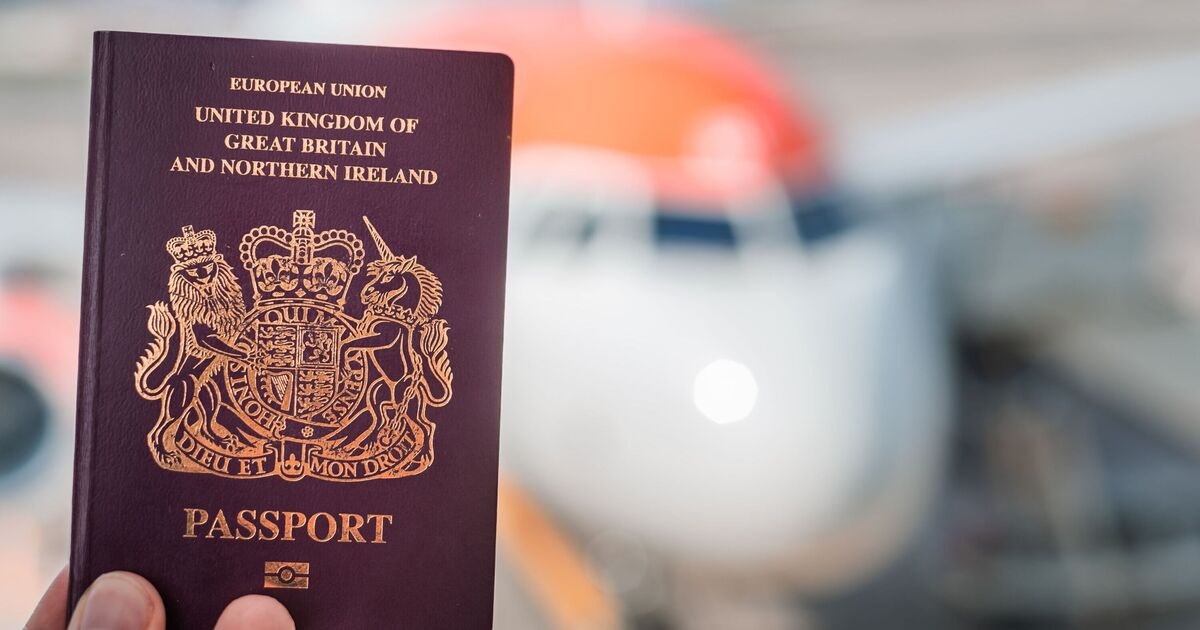 Martin Lewis, tatilcilere seyahat etmeden önce pasaportlarını iki kez kontrol etmelerini tavsiye ediyor