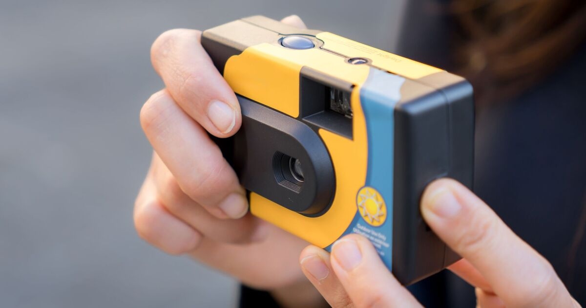 Allerta di sicurezza aeroportuale per chiunque porti una macchina fotografica usa e getta in vacanza