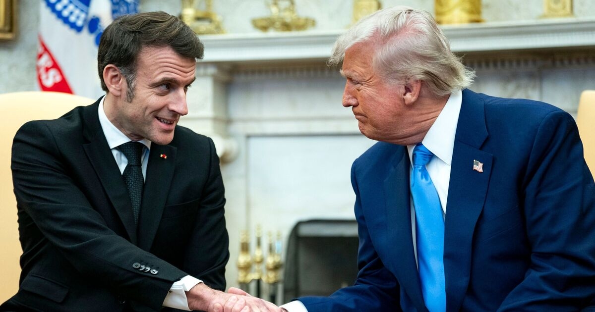 Trump en Macron in een nieuwe enorme handdrukstrijd en ze zijn er al 8 jaar mee bezig