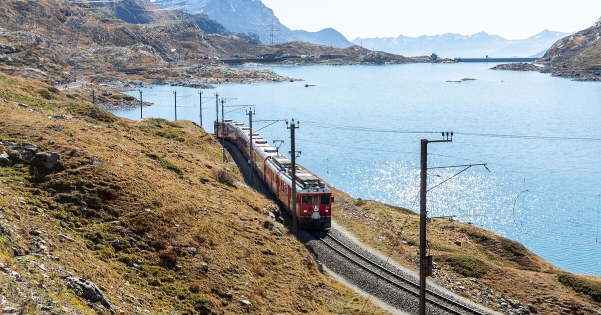 L'incredibile viaggio in treno che collega due splendidi paesi attraversando 196 ponti
