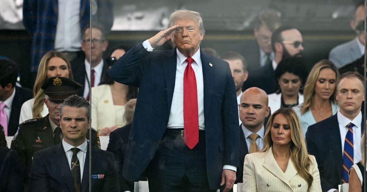 Não mexa com a gente! Trump se deleita com demonstração impressionante do poderio militar americano