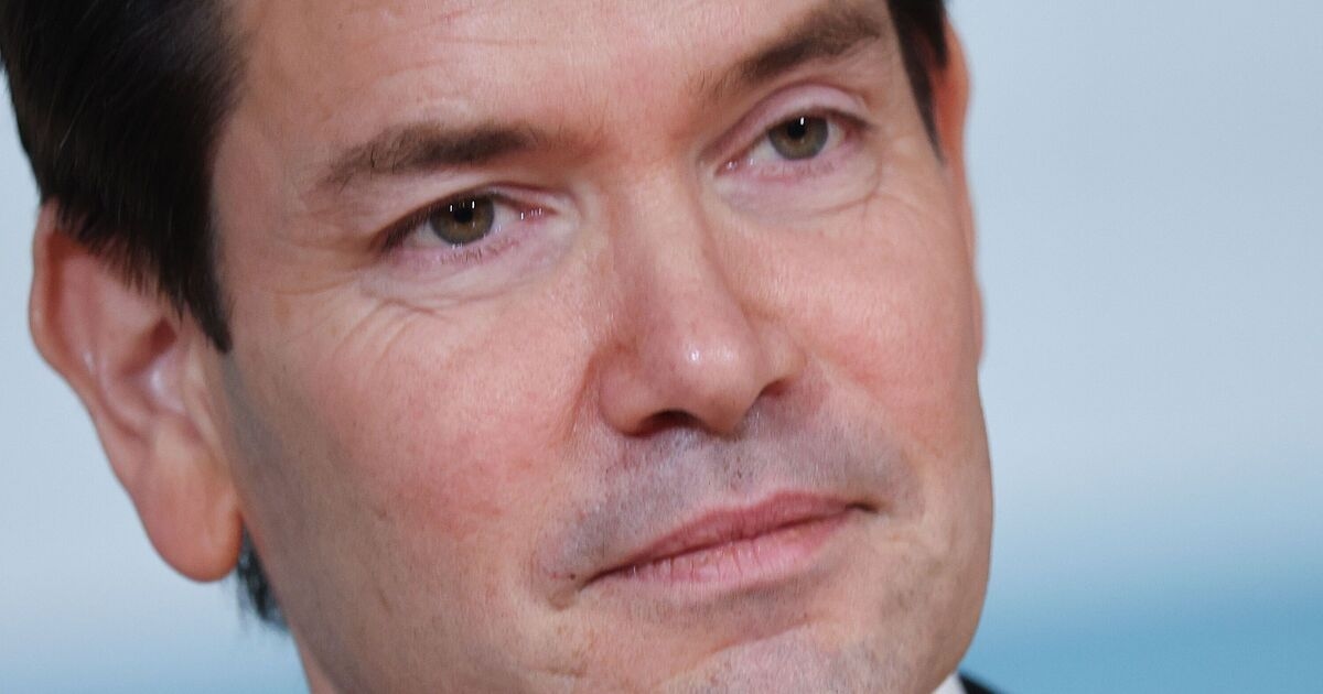 Marco Rubio promette che bloccare la vitale rotta petrolifera dello Stretto di Hormuz sarebbe un "suicidio economico".