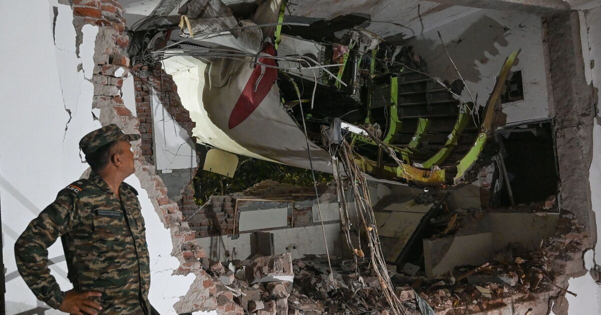 La société de manutention de bagages Air India s'excuse après que le personnel a été vu en train de faire la fête quelques jours après l'accident