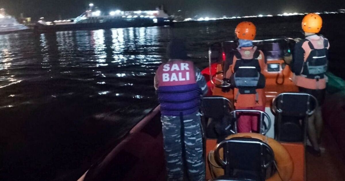 Desastre de balsa em Bali deixa dezenas de desaparecidos e pelo menos quatro mortos em naufrágio horrível