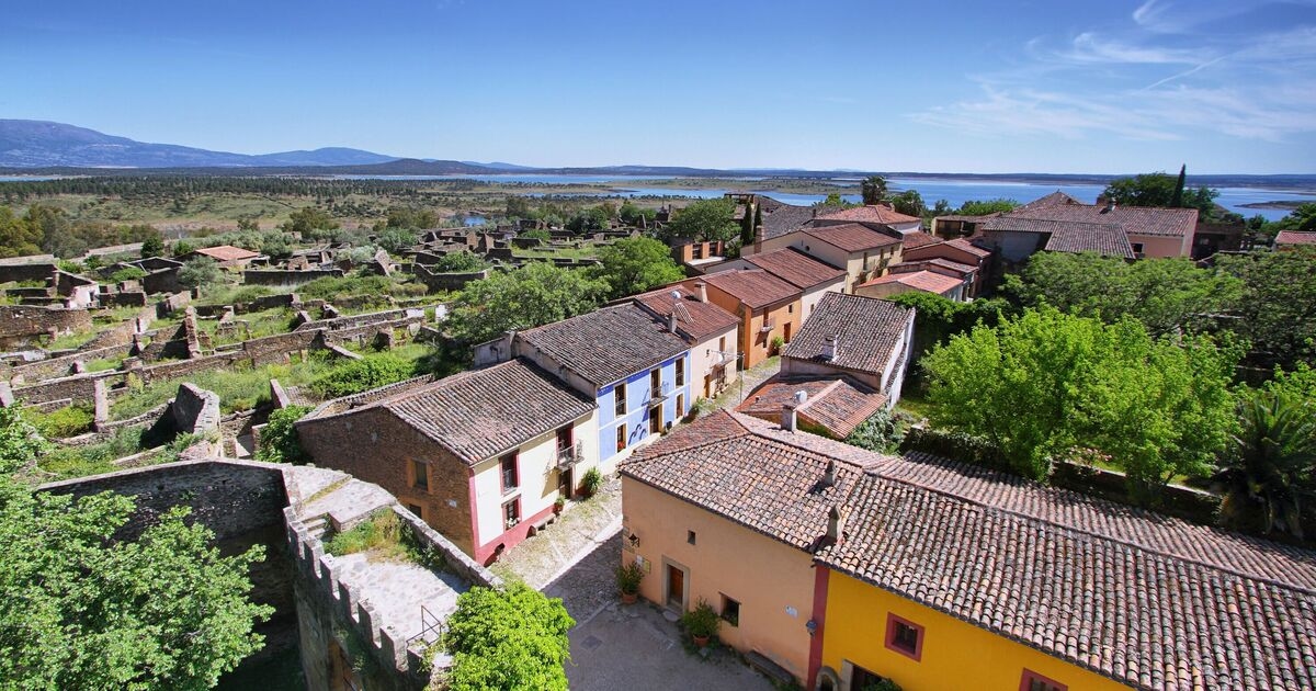 El increíble pueblo abandonado con hermosas casas que se ha dejado pudrir durante 55 años