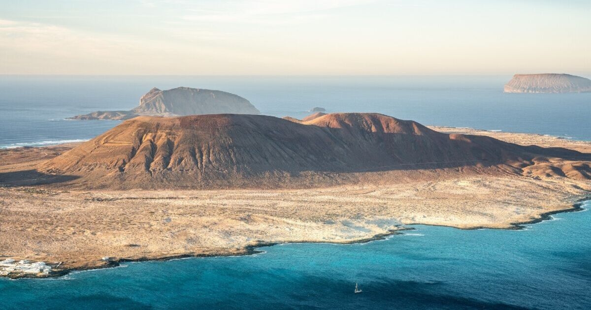 Panico alle Canarie: emesso un raro "allarme nero" per l'isola, mentre ai turisti viene detto di "stare lontani"
