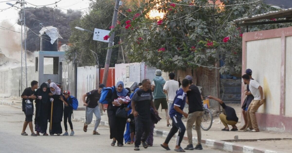 Israele Gaza LIVE: Il momento in cui i palestinesi fuggono da un edificio in rovina mentre viene lanciato un nuovo attacco